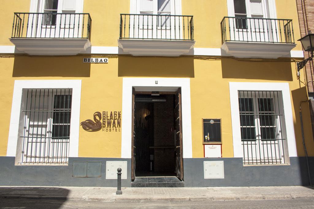 Black Swan Hostel Sevilla Bagian luar foto